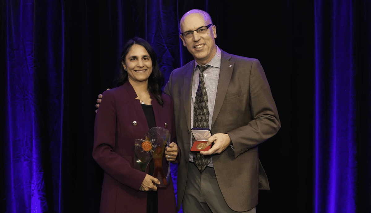 Sonia Anand can be seen receiving an award from the Health Research Foundation.